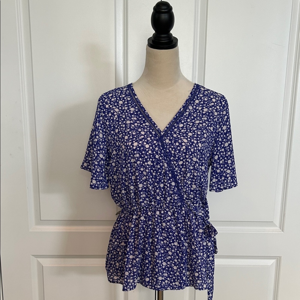 Like New Sienna Sky Short Sleeve Floral Blouse - Blue and White Size M
